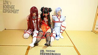 Bellezze asiatiche dai capelli rossi si dedicano al bondage e al gioco.