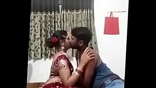 Pasangan India yang sensual mengeksplorasi hasrat romantis satu sama lain.