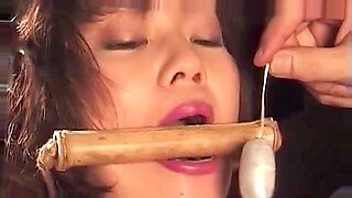 Une maîtrise japonaise de la bondage avec des jouets alléchants et des bâillons.