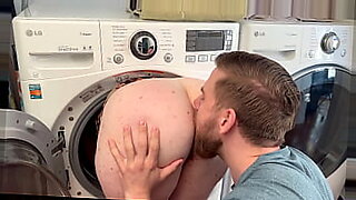 연상아들이 세탁실에서 새엄마를 구하고 뜨거운 섹스를 합니다.