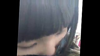 Une fille japonaise donne un massage sensuel avec des techniques érotiques