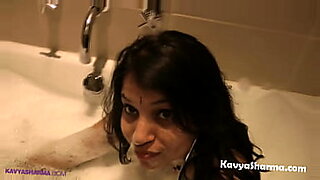 Une tante indienne partage ses désirs dans une vidéo sous-titrée en hindi.