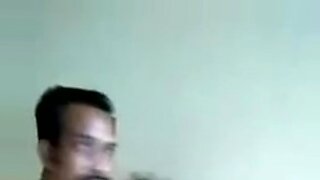 Ibu-ibu muda India dan gemuk menjadi liar di webcam dalam aksi tegar.