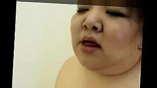 Una bellissima donna giapponese formosa viene riempita di sperma nella sua figa.