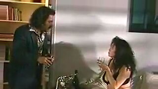 Vintage Azjatka Saki St. Jermaine i Ron Jeremy angażują się w gorące nocne spotkanie.