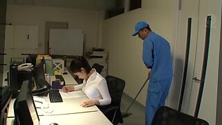 日本のオフィス美女、今永さなが配管工と熱い出会いをする。