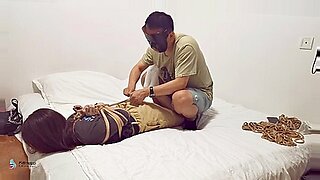 สาวงามชาวเอเชียถูกมัดและแกล้งเพื่อความสุขสูงสุดในงานฉลอง BDSM