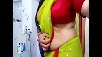 Desi bhabhi hot side boobs and belly glance in blouse