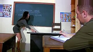 Seorang tutor berhubungan seks dengan seorang pelajar di pelajaran asing.