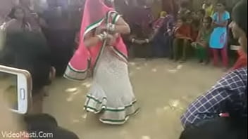Bhabhiji Dancing On Bhojpuri Song In Gaon()