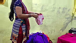 कामुक हिंदी वीडियो में एक शानदार पोशाक और भावुक सेक्स का प्रदर्शन।