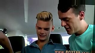 감각적인 게이 커플들이 핫한 비디오에서 친밀한 순간을 공유합니다.