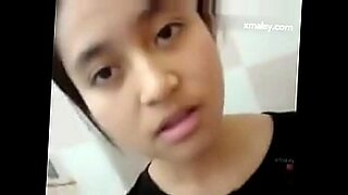 Une beauté malaisienne fait plaisir aux téléspectateurs en direct sur webcam