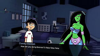 Una chica de dibujos animados se vuelve loca con una sexy dama fantasma