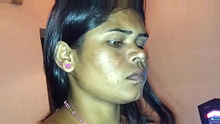 Eine wunderschöne bengalische Frau erlebt eine dampfende Sex-Session.