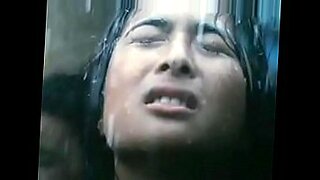 L'actrice sensuelle Pinay explore son érotisme dans une vidéo XXX.