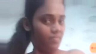 Beleza indiana provoca com seus ativos generosos na webcam.