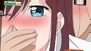 Una mujer japonesa experimenta una intensa penetración vaginal.