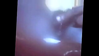우간단 틱토커가 뜨거운 비디오에서 야생적으로 변합니다