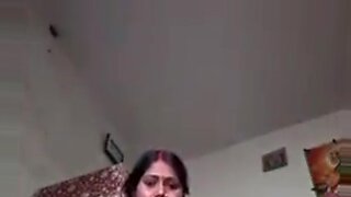 Uma mulher indiana peituda mostra seus mamilos eretos em um vídeo de selfie cativante.