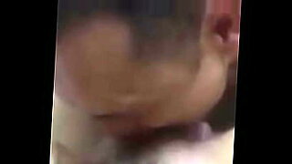 Soldat vietnamien se déshabille et baise devant la caméra