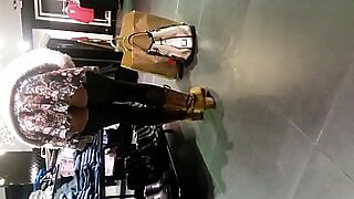 Nena con minifalda exhibiendose en tienda sin calzones