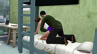 Um hostel falso se envolve em ação quente na cama com um hostel no andar de baixo.