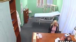 一个金发女人被她的兴奋医生检查,背叛了她的男友。