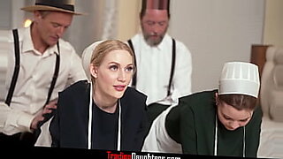 Amish mannen ruilen hun stiefdochters in voor wilde seks, wat leidt tot een hete orgie.