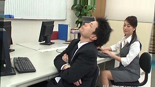 Una segretaria giapponese fa un pompino disordinato prima di essere scopata sulla scrivania.