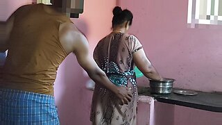 De keukenverleiding van Desi tante leidt tot hete seks