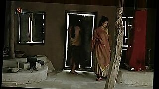 कामुक तमिल चाची के आउटडोर भागने कैमरे पर पकड़ा
