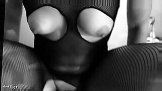 瓦利·维奥拉的露骨镜头展示了强烈的性接触。