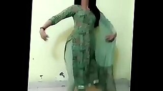 Kashmiri pronkt met haar zwoele tinten en verleidelijke bewegingen in een hete video.