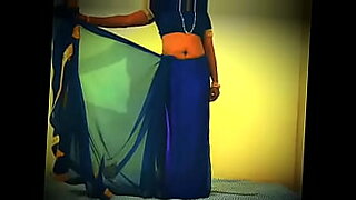 Sexy Indian girl exposing her beautiful bod in saree