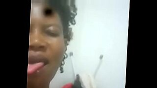 一位刚果色情记者在热辣的视频中沉迷于实际经验。