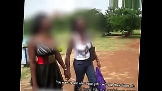 Ragazza ugandese urla forte durante un sesso intenso