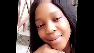 Một người phụ nữ Congo trẻ tuổi trở nên điên cuồng trong một video nóng bỏng.
