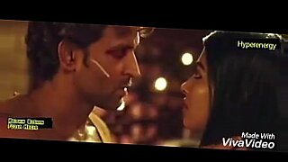 La chaude Jerin Khan gémit en s'embrassant sur une vidéo de sexe torride