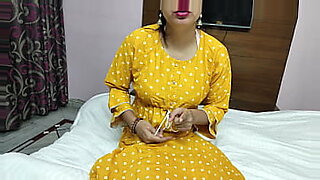 Eine unschuldige indische Frau offenbart ihre engen Geheimnisse.