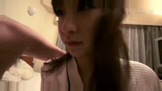 Kurumi在日本露骨视频中展示她的奶油美。