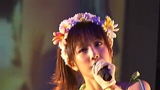 일본 팝 스타 오구라 유코의 친밀한 액체 방 퍼포먼스