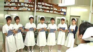 जापानी नर्स अपने चेहरे को स्ट्रैडल करती हुई, हाथों से उत्तेजित करती हुई।