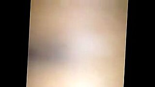 Video panas yang menampilkan seorang wanita menggoda dalam jilbab.