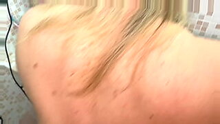 Một bà mẹ tóc vàng bị đụ vào mông và cho một blowjob.