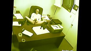 Een beveiligingsinbreuk op het kantoor leidt tot wilde seks.