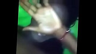 尼日利亚TikTok明星分享热辣的性爱录像带以获得快感。