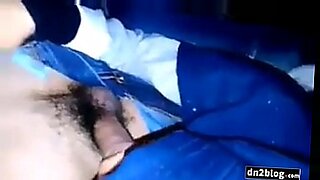 Una sorella indonesiana costringe suo fratello in una stanza per fare sesso.