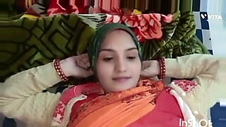 南印度美女Reshma在热情的露骨视频中。