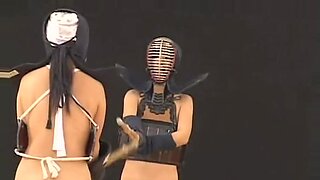 日本人の女の子たちが公共の場で戦うためにトレーニングする